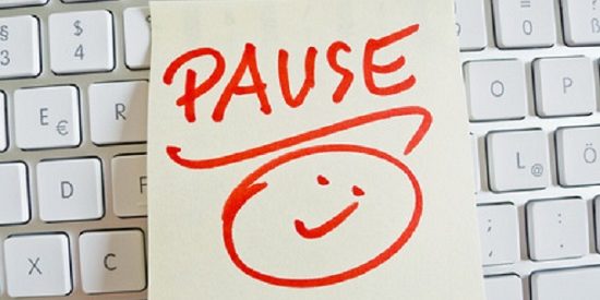 Notiz auf Computer Tastatur: Pause