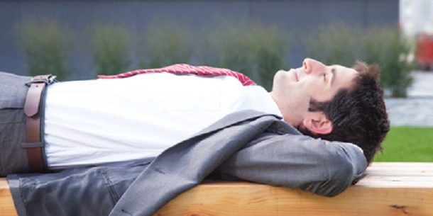 Geschäftsmann mit schwarzen Haaren macht eine Pause