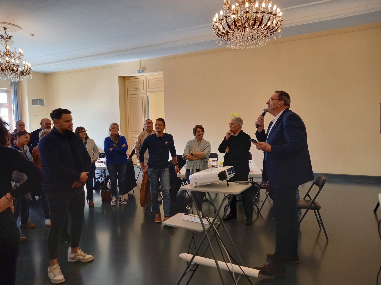 Jean Lefebvre au micro, en échange avec un groupe lors d’une formation au management à Menton.